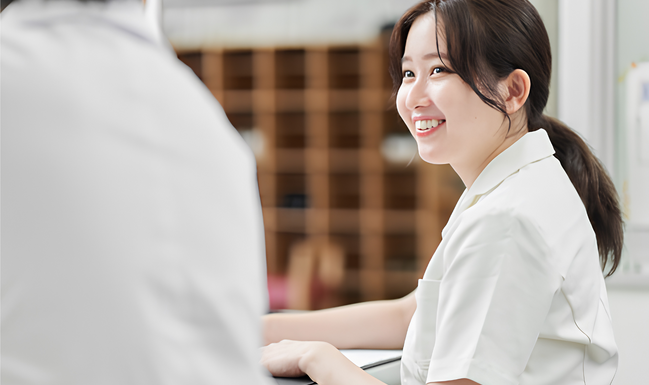 受付の女性の写真
