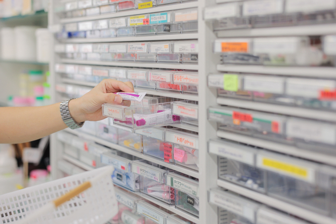 薬剤師がお薬をピッキングしている様子