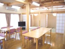 気の温もりを生かした心地良い多目的空間。大きな窓からは、四季の美しい風景を楽しむことができます。 食堂・居間